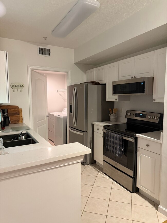 Building Photo - 5095 Fairways Cir