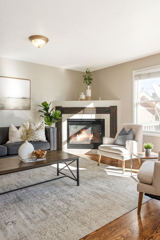 Building Photo - Charming 3 Bedroom Townhome in Highlands Neighborhood