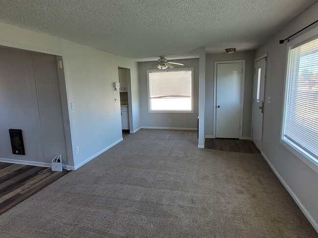 Foto del edificio - CHRISTMAS SPECIAL DECEMBER RENT FREE - House with Full Basement