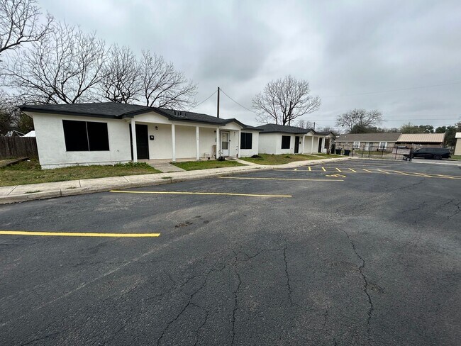Building Photo - 1113 New Laredo Hwy