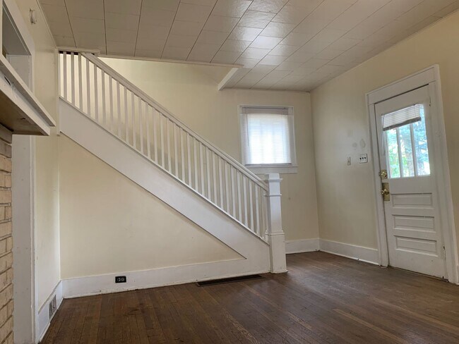 Foto del edificio - 3 FREE City Blue Curb Passes- 3 Bed/1 Bath Home located close to Sunnyside and Downtown Campus- A...