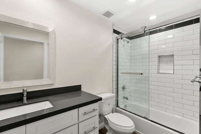 Building Photo - 3 Bedroom & 2.5 Bathroom Townhome with 2 Car Garage & Laundry