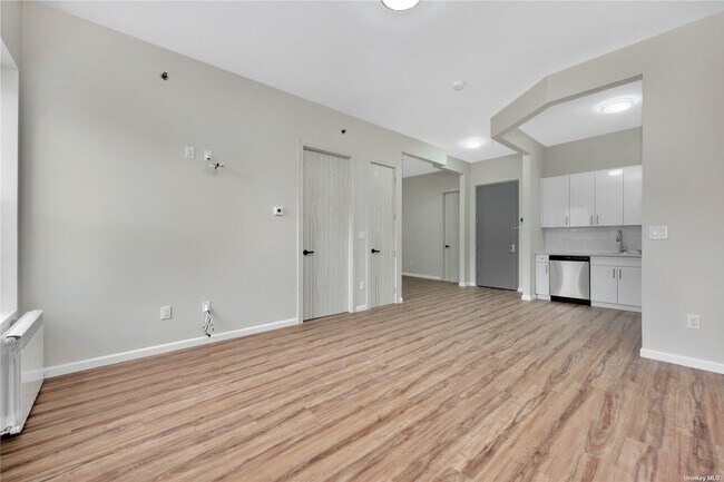 Building Photo - 711 Manhattan Ave