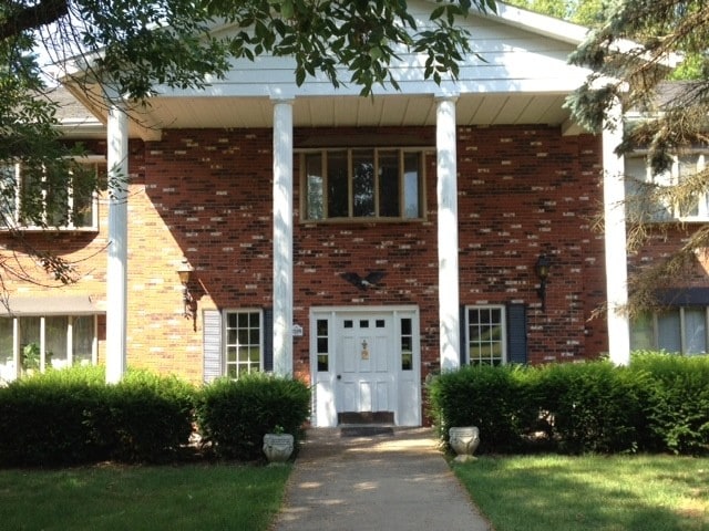 Front - 2526 Rebecca Ct W