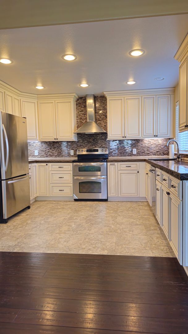 Foto del edificio - Non-Refundable & Security Deposit Total: $2400.00