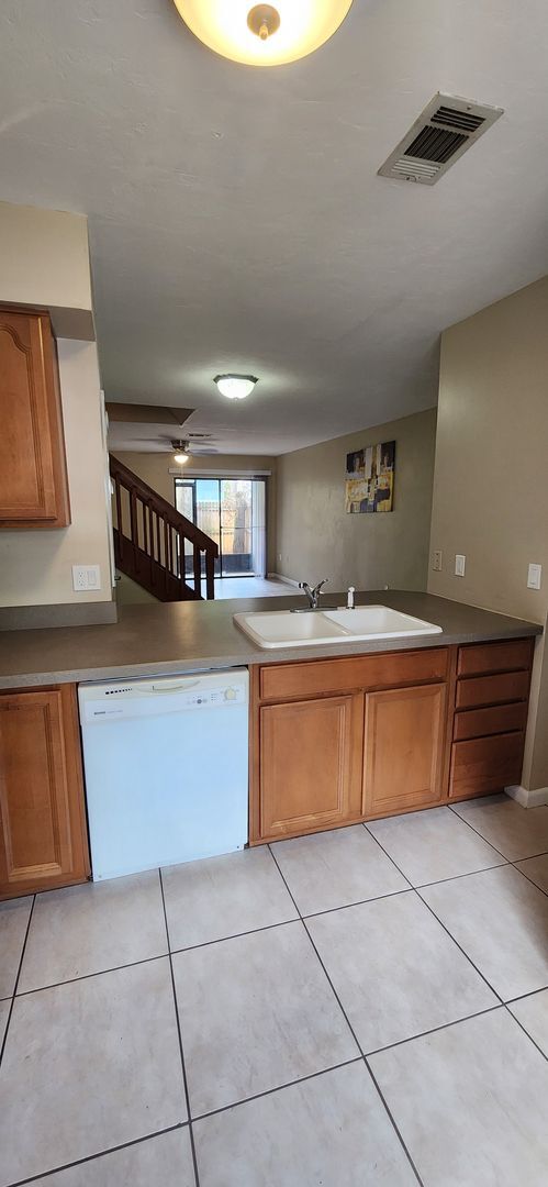 Foto del edificio - 2 Bed / 2.5 Bath End-Unit Townhome in Mill Run