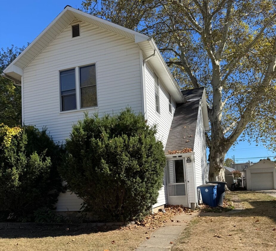 Primary Photo - Updated Two Bedroom in Heart of BG