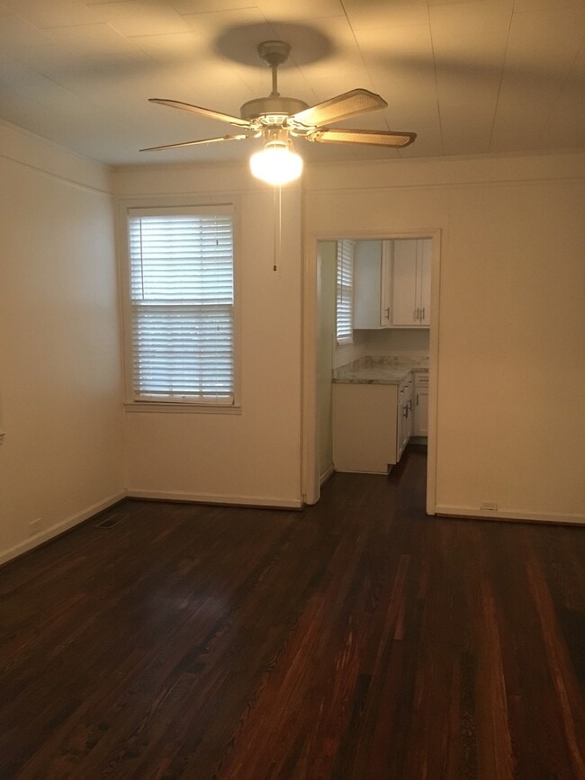 Building Photo - Updated 2/2 house in Celanese $1,195