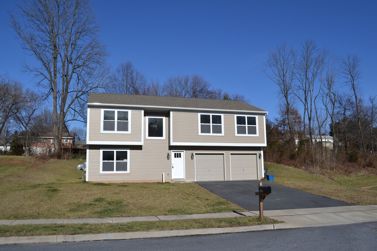 Beautiful Bi-level Home w/ 2 car Garage and Central AC. One Pet OK! - Beautiful Bi-level  Home w/ 2 car Garage and Central AC. One Pet OK!