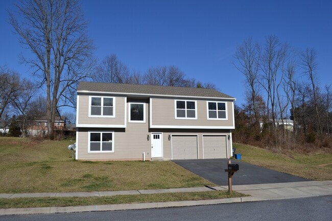 Beautiful Bi-level Home w/ 2 car Garage and Central AC. One Pet OK! - Beautiful Bi-level Home w/ 2 car Garage and Central AC. One Pet OK!