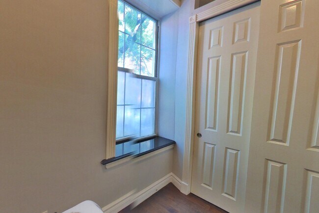 Building Photo - 350 W 21st St