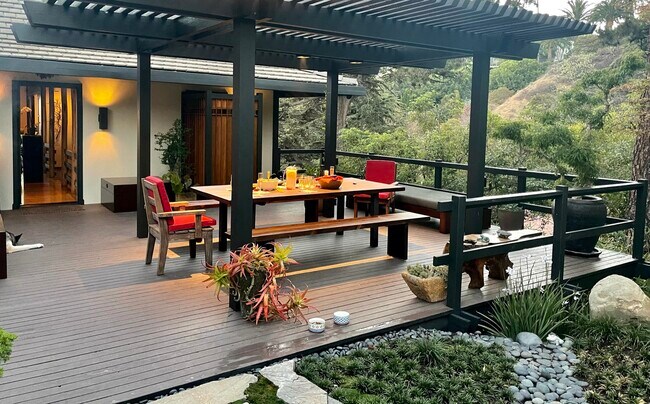 Building Photo - 2005 N Sycamore Ave