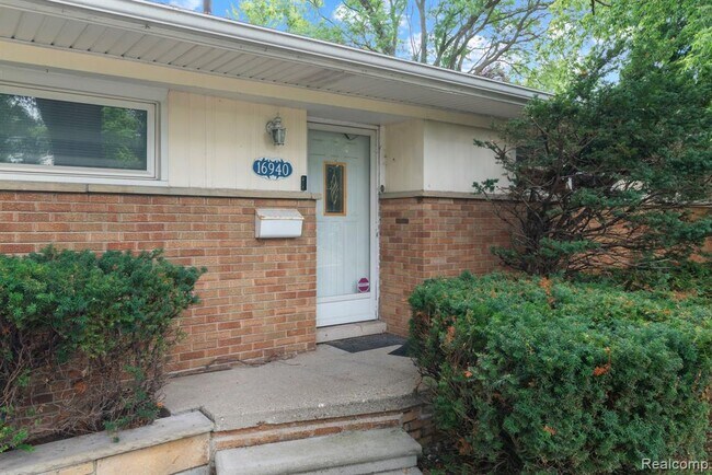 Building Photo - 16940 W 13 Mile Rd