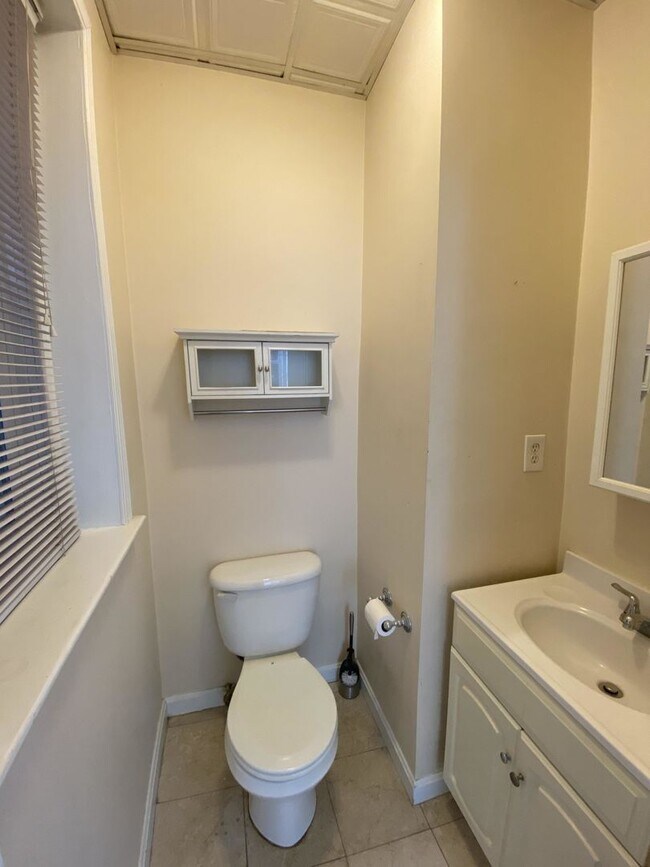 Building Photo - Beautiful 2 Bed Right Off Beacon St! Short...