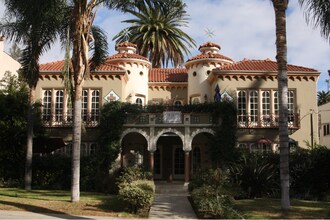 Building Photo - 2264 1/4 Beachwood Dr