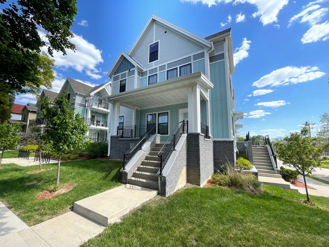 Primary Photo - 505 E College St