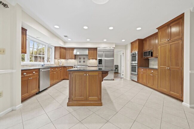 Foto del edificio - Elegant Tudor-Style Home in a Peaceful Oakton Setting