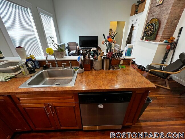 Building Photo - 358 Broadway