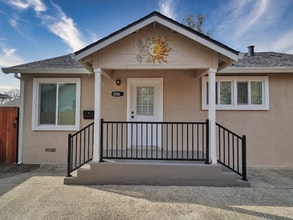 Building Photo - 308 6th St