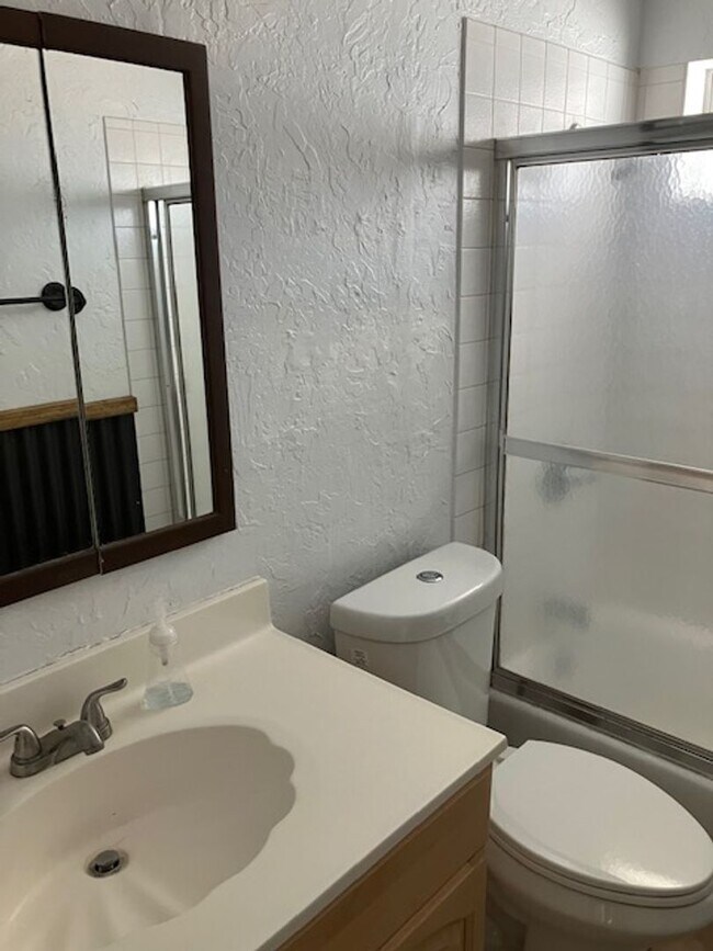 Building Photo - 3 bedroom 2 bath house for Lease