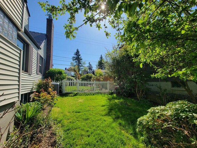 Building Photo - Gorgeous 3 bedroom home in Manette - close...