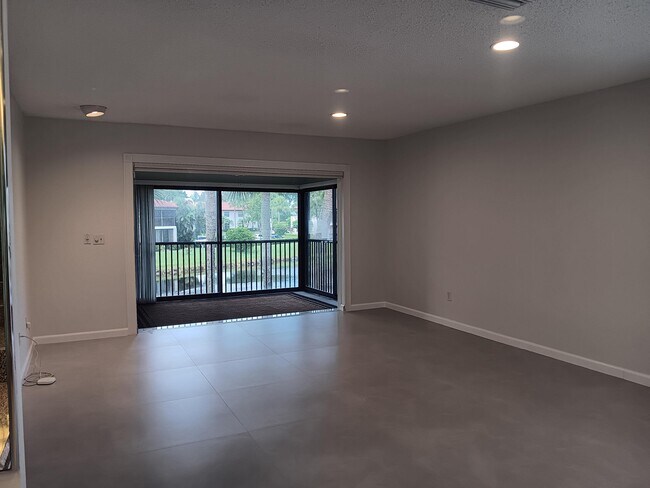 Foto del edificio - 8045 Eastlake Dr
