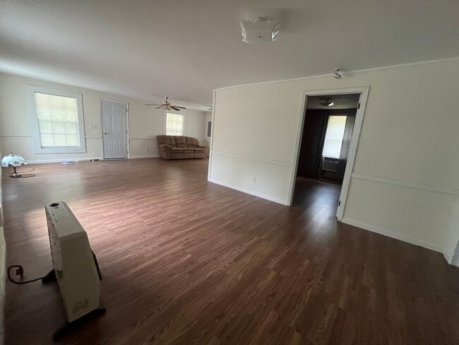 Building Photo - Charming 2-Bedroom Home for Rent in Lee, FL