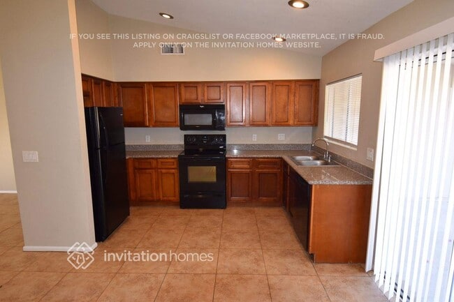 Building Photo - 3029 N Comanche Dr