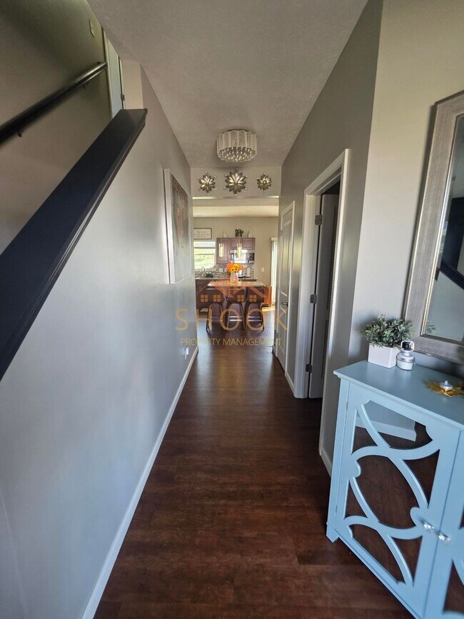 Foto del edificio - UPDATED 4 BEDROOM HOME WITH LOTS OF SPACE ...