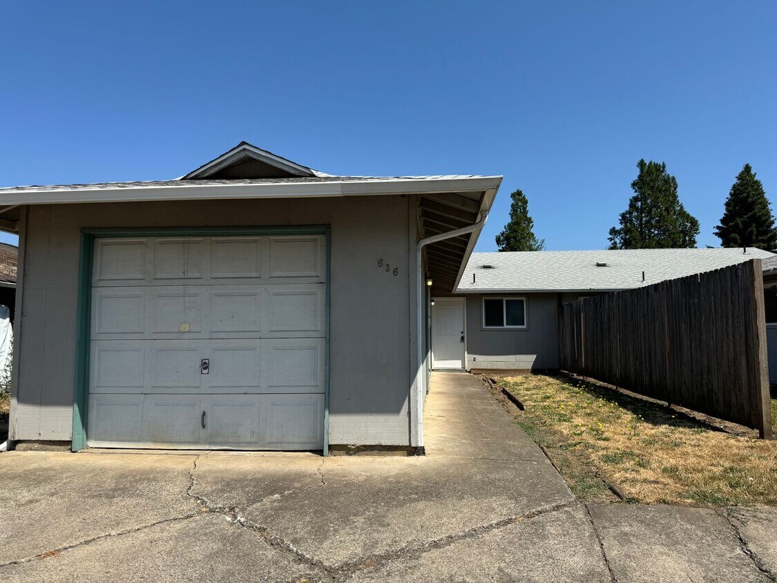 Foto principal - 3 bedroom 1.5 bathroom duplex