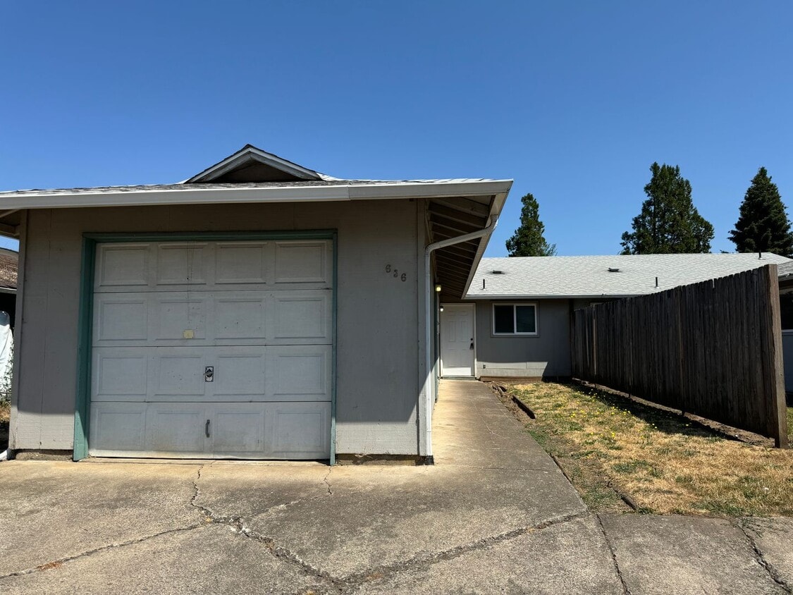 Primary Photo - 3 bedroom 1.5 bathroom duplex