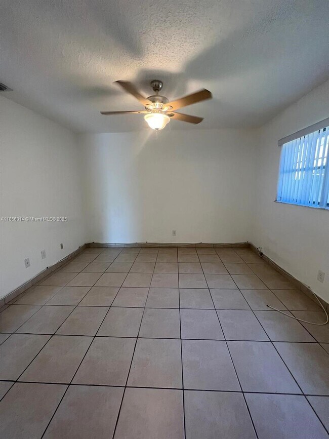 Foto del edificio - 1670 Harding St