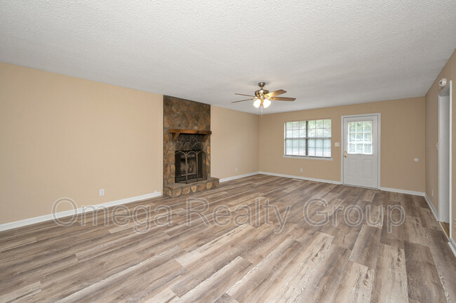 Building Photo - 1309 Louise Dr SE