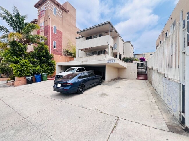 Building Photo - 1142 Serrano Ave