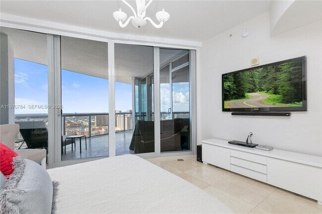 Foto del edificio - 17121 Collins Ave