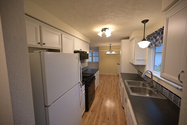 Building Photo - 3 bed 2 bath in 55+ community- water, sewe...