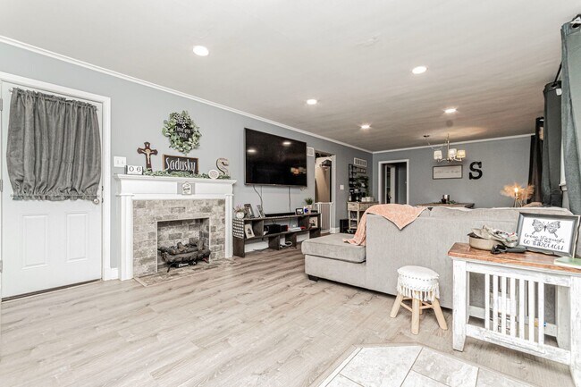 Foto del edificio - Back porch with a large yard!