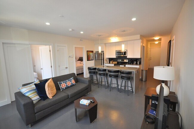 Building Photo - Renovated 2 bed in the South End...