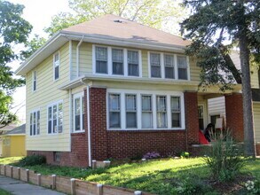 Building Photo - 826 Nuttman Ave