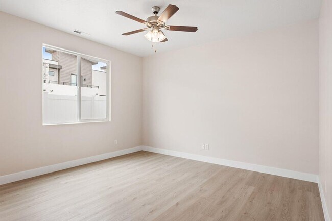 Foto del edificio - Very nice Crimson Park Townhome.