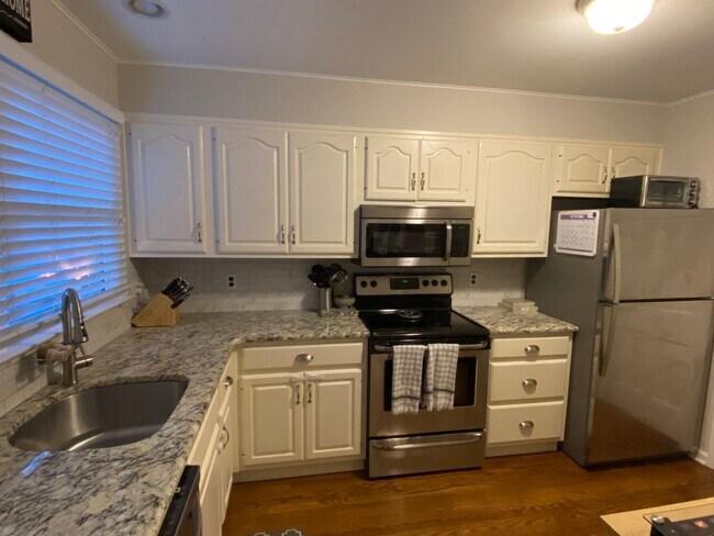 Building Photo - Lovely Townhome in Bancroft Village