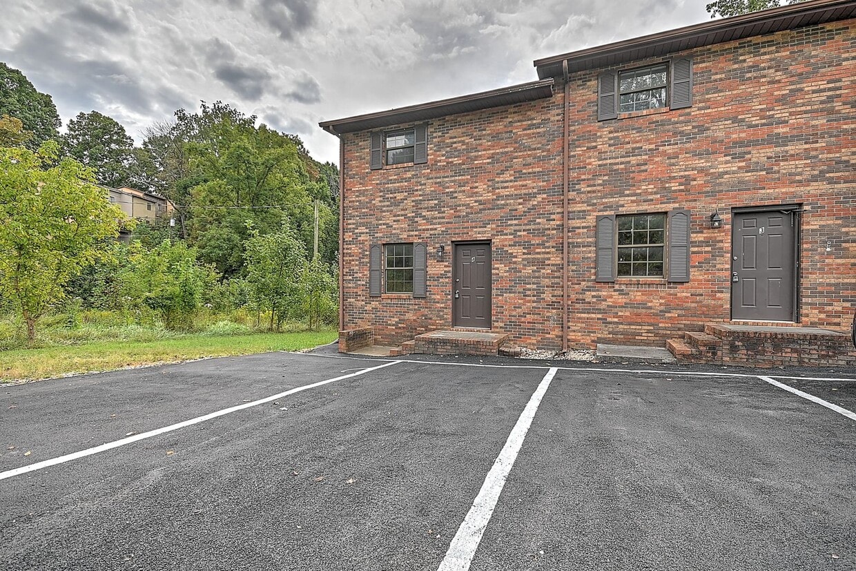 Primary Photo - 182 Hart Rd