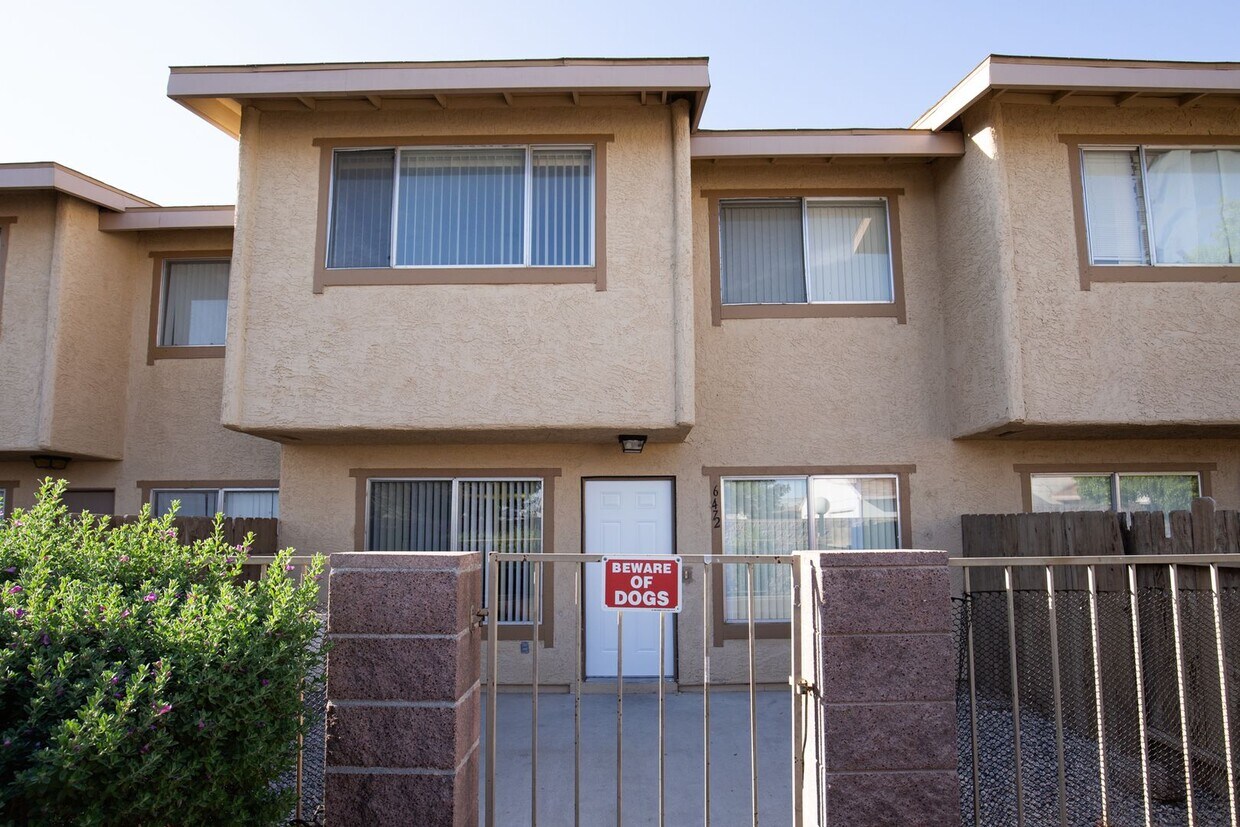Primary Photo - Northwest 3 bedroom, 3 bath unit with a tw...