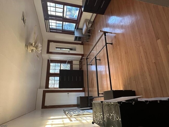 Foto del edificio - 325 Bogert Ave