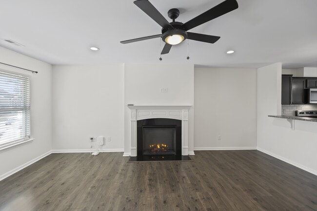 Photo - 704 Jade Ln House