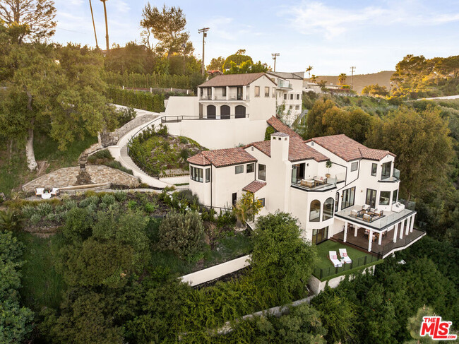 Building Photo - 1648 Summitridge Dr