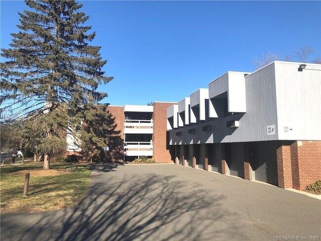 Foto del edificio - 93 Wilton Crest Rd