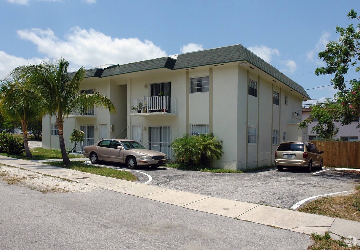Building Photo - 425 NE 32nd St