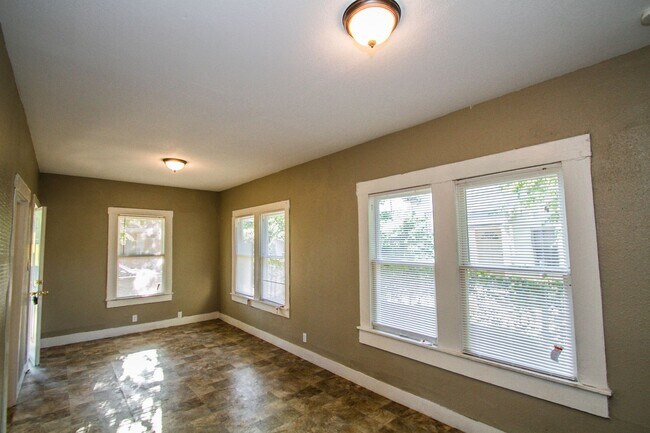 Building Photo - Amazing Home Near Downtown