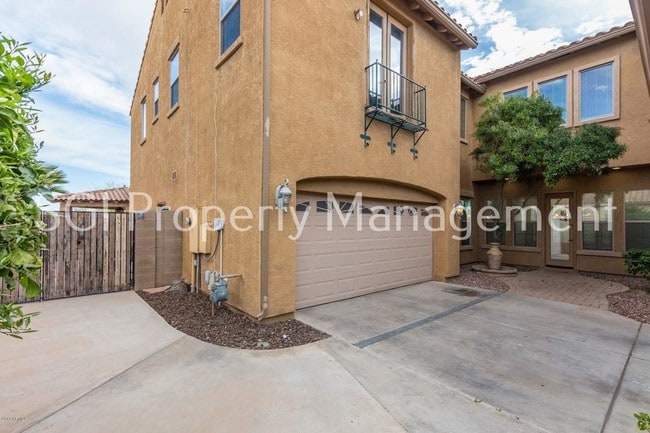 Building Photo - HUGE 6 BEDROOM GILBERT HOME WITH PRIVATE POOL